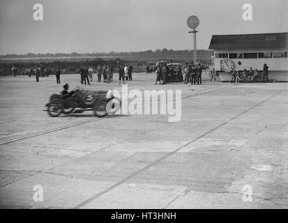 Bugatti di JR Jefferys competere a Surbiton Motor Club gara incontro, Brooklands, Surrey, 1928. Artista: Bill Brunell. Foto Stock