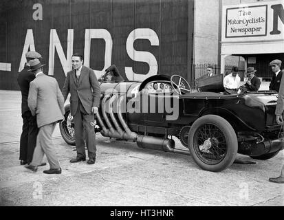 22 litro Benz di GK Clowes a Surbiton Motor Club gara incontro, Brooklands, Surrey, 1928. Artista: Bill Brunell. Foto Stock