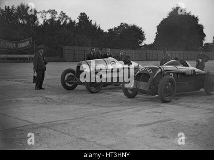 Delage di J Taylor e Bentley di Dudley Froy, Surbiton Motor Club gara incontro, Brooklands, 1928. Artista: Bill Brunell. Foto Stock