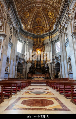 Interno della Basilica di San Pietro e la Città del Vaticano, Roma, Italia Foto Stock