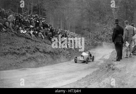 Bugatti 37 competere nel Shelsley Walsh Hillclimb amatoriale, Worcestershire, 1929. Artista: Bill Brunell. Foto Stock