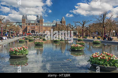 Amsterdam, Paesi Bassi, 10 Aprile 2016: piantatrici riempito con i tulipani in stagno durante il Festival tulipani di Amsterdam con sullo sfondo il Rij Foto Stock