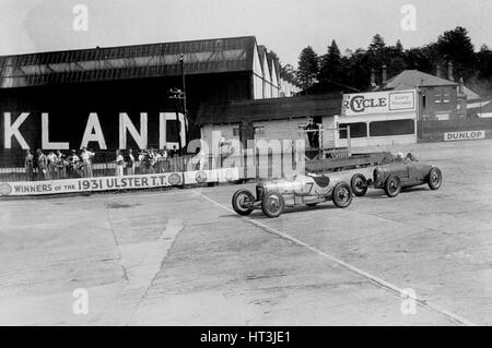 Harker offerte di noi Harker e Bugatti 37 di Giovanni Appleton, BARC incontro, Brooklands, 1933. Artista: Bill Brunell. Foto Stock