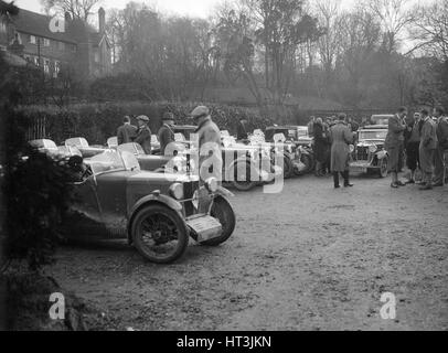 Vari MGs al di fuori del re armi, Berkhamsted, Hertfordshire, durante il MG Car Club Trial, 1931. Artista: Bill Brunell. Foto Stock