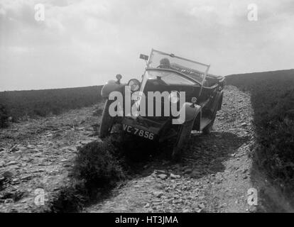 Kitty Brunell prova su strada un Riley 9 WD tourer, c1930. Artista: Bill Brunell. Foto Stock