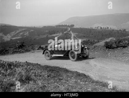 Kitty Brunell prova su strada un Riley 9 WD tourer, c1930. Artista: Bill Brunell. Foto Stock