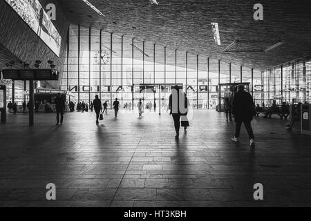 Rotterdam, Paesi Bassi - 26 Maggio 2016: Foto della sala con i viaggiatori nella stazione centrale di Rotterdam. Foto Stock