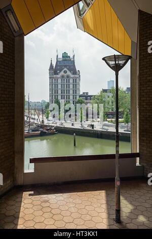 Rotterdam, Paesi Bassi - 26 Maggio 2016: la Casa Bianca con il distintivo Tower al vecchio porto di Rotterdam Foto Stock