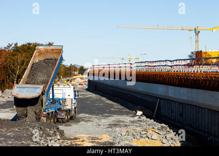 Strada in costruzione con macchinari pesanti. Foto Stock