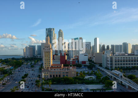 Le luci del tramonto di Biscayne Boulevard, American Airlines Arena e lo skyline di Miami, Florida, Stati Uniti d'America Foto Stock