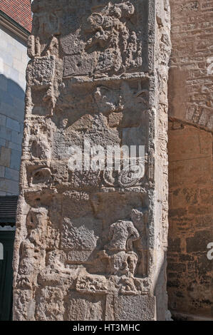 Dettaglio del carving su arco medievale chiamato Porte Noire in Rue de la Convention Besancon Francia Foto Stock