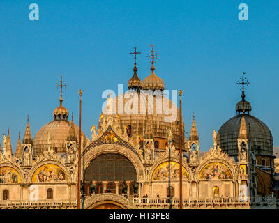 Bellezza architettonica e significato storico della Basilica di San Marco a Venezia sotto il cielo azzurro. Italia Foto Stock