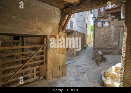 Street e di passaggio. Mogarraz, Sierra de Francia Riserva Naturale, provincia di Salamanca, Castilla Leon, Spagna. Foto Stock