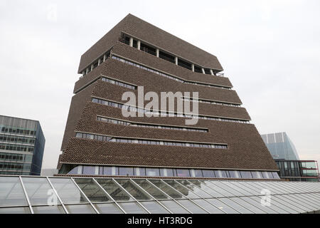 Vista del nuovo interruttore House edificio a galleria d'arte Tate Modern dai deputati camera patio a Londra, UK KATHY DEWITT Foto Stock