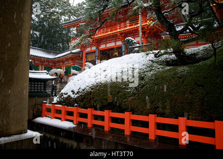 Tempesta di neve a Yasaka sacrario scintoista a Kyoto in Giappone. Foto Stock