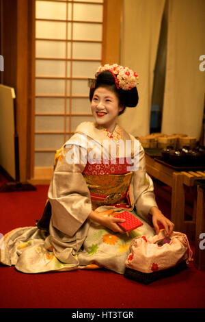 La geisha si prepara per intrattenere un gruppo in un ristorante, il quartiere di Gion, Kyoto in Giappone. Foto Stock