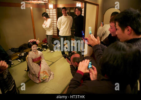 La geisha in giapponese partito nel ristorante, il quartiere di Gion, Kyoto in Giappone. Foto Stock