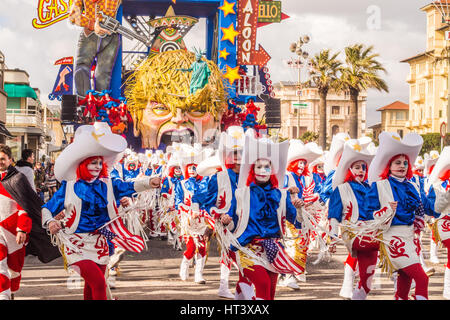 'Dondald Trump Float' al Carnevale di Viareggio in provincia di Lucca, Toscana, Italia. Foto Stock