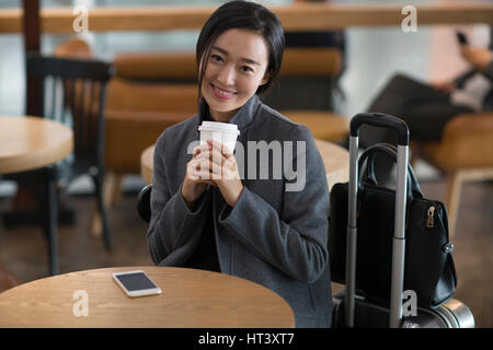 Imprenditrice in attesa in aeroporto Foto Stock