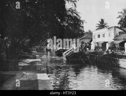 "Negombo Canal, mostrando Padda Barche', c1890, (1910). Artista: Alfred William Amandus piastra. Foto Stock