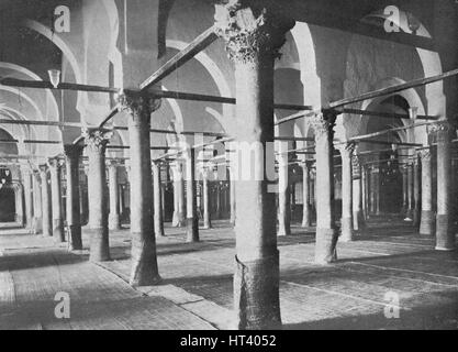 "Kairouan. Interno della Grande Moschea', C1913. Artista: Charles JS Makin. Foto Stock