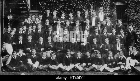 Winston Churchill in una fotografia di gruppo a scuola di Harrow, c1889, (1945). Artista: sconosciuto. Foto Stock