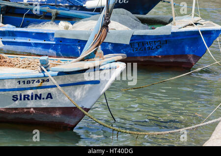 Bagno turco barche da pesca nel porto di Fethiye legato Foto Stock