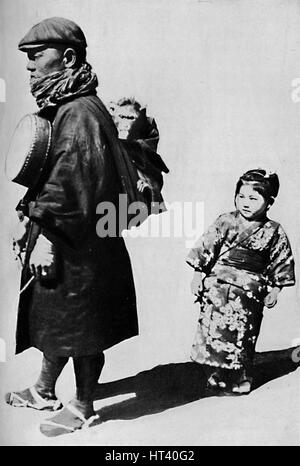 ''Con il suo tamburo e monkey egli è il Giappone equivalente al nostro vecchio stile di organ grinder', c1900, (1921). Artista: Julian Leonard Street. Foto Stock