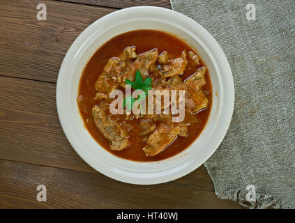 Sarapatel - cucina Goan. carne di maiale cotto a vapore del pane di noce di cocco Foto Stock