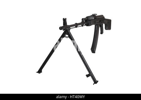 Arma - Una chiusura nero fucile da assalto su un bipiede su uno sfondo bianco. Essa è isolata, il lavoratore di percorsi è presente. Foto Stock