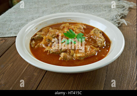 Sarapatel - cucina Goan. carne di maiale cotto a vapore del pane di noce di cocco Foto Stock