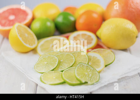 Composizione sani di limone, calce, pompelmo e mandarino ricco di vitamina C. Foto Stock