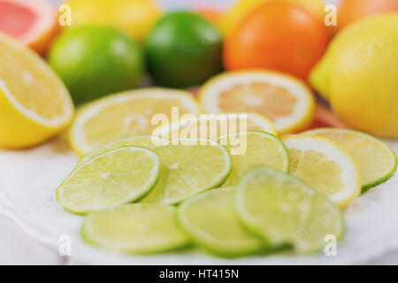 Composizione sani di limone, calce, pompelmo e mandarino ricco di vitamina C. Foto Stock