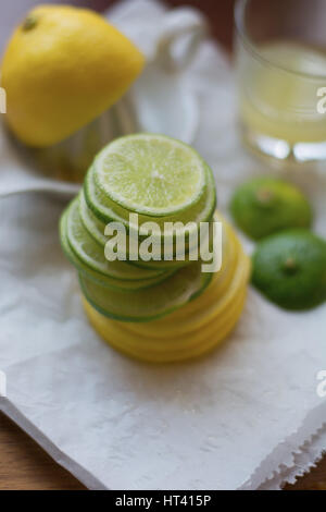 Composizione sani di limone, calce impaccata con vitamina C. Foto Stock