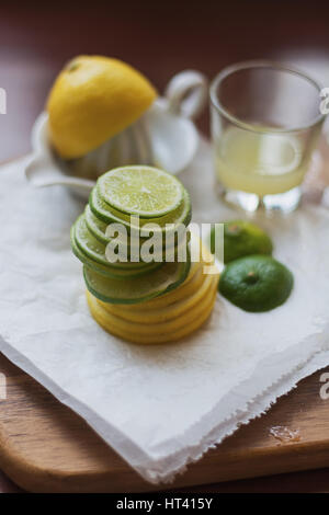 Composizione sani di limone, calce impaccata con vitamina C. Foto Stock