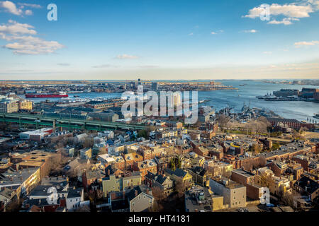 Vista aerea di Boston dal monumento di Bunker Hill - Boston, Massachusetts, STATI UNITI D'AMERICA Foto Stock