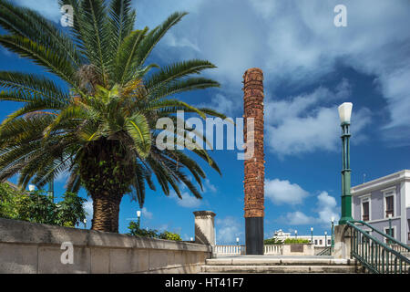 TOTEM TELURICO (©JAIME SUAREZ 1992) PLAZA DEL QUINTO CENTENARIO di Old San Juan Portorico Foto Stock