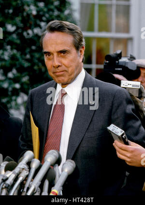 Il senatore Robert Dole il repubblicano del Kansas colloqui con giornalisti nell'ala ovest viale di accesso della Casa Bianca dopo aver partecipato a un incontro di bilancio con il Presidente Ronald Reagan nel cabinet room, Washington DC., dicembre, 1984. Foto di Mark Reinstein Foto Stock