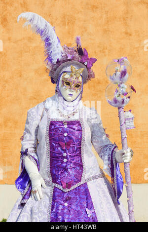 Una donna in un tradizionale costume veneziano a Riva Ca Di Dio durante il Carnevale di Venezia, Italia Foto Stock