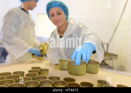 Operaio di fabbrica la preparazione di lattine di lattina Foto Stock