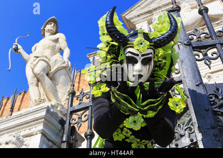 Maleficent (padrona di tutti i mali) all'ingresso dell'Arsenale di Venezia durante il Carnevale di Venezia, Italia Foto Stock