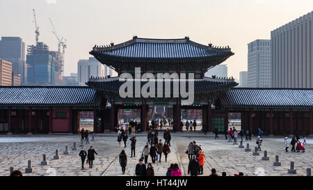 I visitatori a Palazzo Gyeonbokgung su una giornata invernale e a Seul, in Corea del Sud. Foto Stock