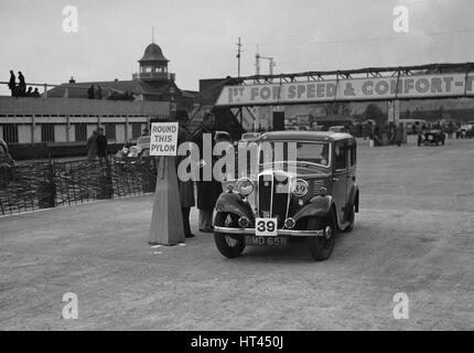 Standard di nove saloon competere nel CCM Rally, Brooklands, Surrey, 1939. Artista: Bill Brunell. Foto Stock