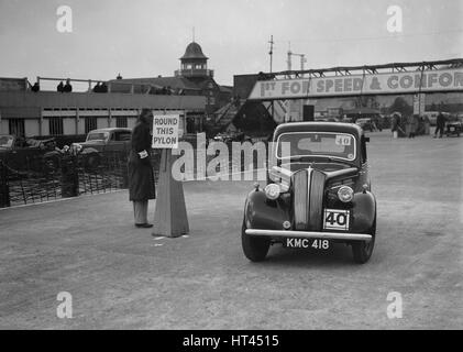 Berlina standard in competizione la JCC Rally, Brooklands, Surrey, 1939. Artista: Bill Brunell. Foto Stock