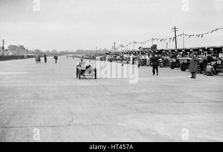 Austin 7 di FS e JD Barnes presso la JCC doppia gara di dodici, Brooklands, Surrey, 1929. Artista: Bill Brunell. Foto Stock