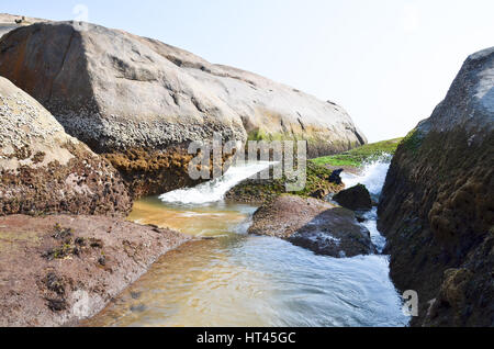 Bellissima scena della spiaggia rocciosa di Someshwar, Mangalore, Karnataka, India Foto Stock