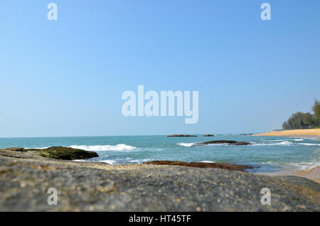 Bellissima scena della spiaggia rocciosa di Someshwar, Mangalore, Karnataka, India Foto Stock