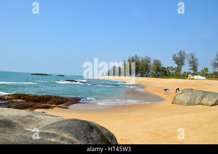 Bellissima scena della spiaggia rocciosa di Someshwar, Mangalore, Karnataka, India Foto Stock