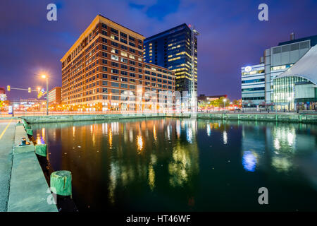 Edifici lungo Pratt Street di notte nel Porto Interno di Baltimore, Maryland. Foto Stock