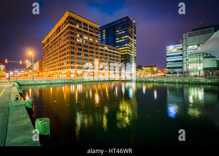 Edifici lungo Pratt Street di notte nel Porto Interno di Baltimore, Maryland. Foto Stock